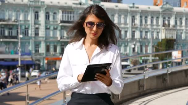 Businesswoman Manager Working Tablet City Street Steady Shot — Stock Video