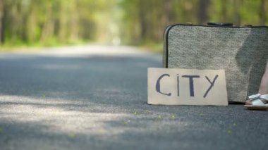 4k. Poster City ile retro bavul yakınında yüksek topuklu ayakkabı kadın Feet