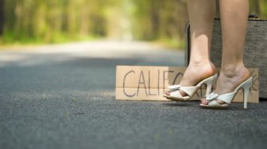 4k. Poster California ile retro bavul yakınında yüksek topuklu ayakkabı kadın Feet