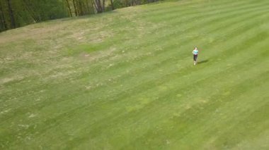 4k. Sağlıklı hava ekibi. Kadın fitness koşucusu bahar yeşil alanında çalıştırmak. 