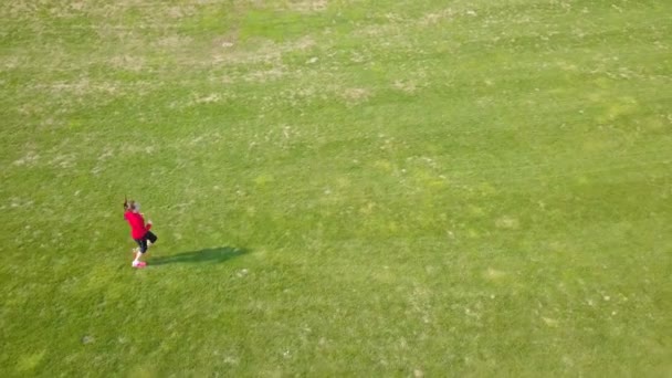 Воздушный Женщина Спортсмен Бегает Зеленому Полю Камера Сверху — стоковое видео