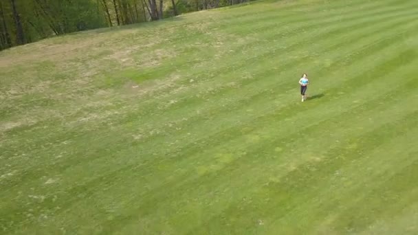 健康空中团队 女子健身跑步者在春天的绿色场地上奔跑 — 图库视频影像