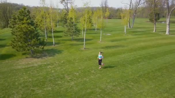 Aérea Sana Corredor Fitness Mujer Ejecutar Lentamente Campo Verde — Vídeos de Stock