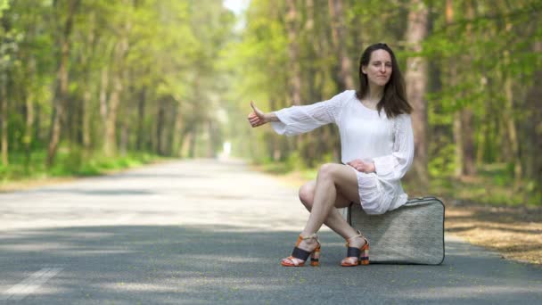 Jeune Auto Stop Jolie Femme Assise Sur Une Valise Rétro — Video