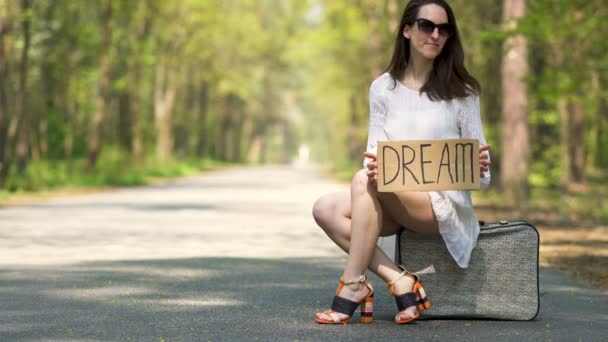 Mujer Autostop Sentarse Maleta Retro Con Cartel Dream — Vídeos de Stock