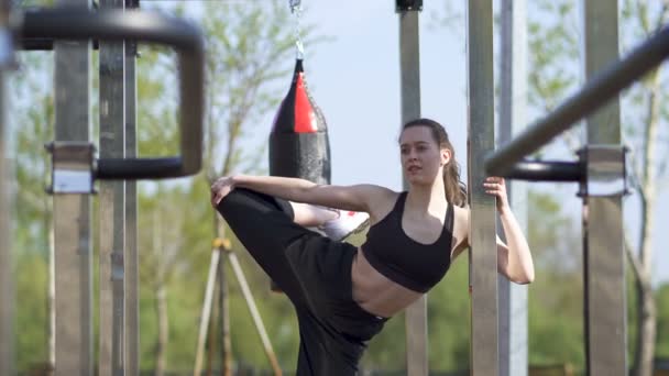 Mujer Bonita Boxeadora Kickboxer Prepara Para Entrenamiento Campo Entrenamiento Callejero — Vídeos de Stock