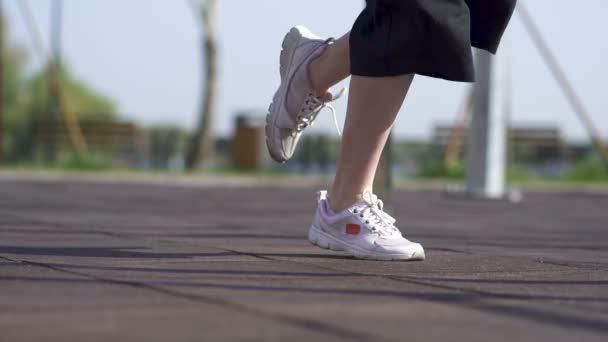 Женщина Тренируется Скакалкой Уличной Тренировочной Площадке Ноги — стоковое видео