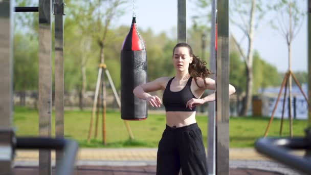 Giovane Donna Pugile Kickboxer Corpo Caldo Strada Campo Allenamento — Video Stock