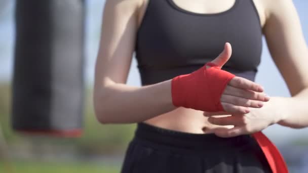 Kobieta Bokser Kickboxer Bębny Się Bandaż Rękę Ulicy Szkolenia Terenu — Wideo stockowe