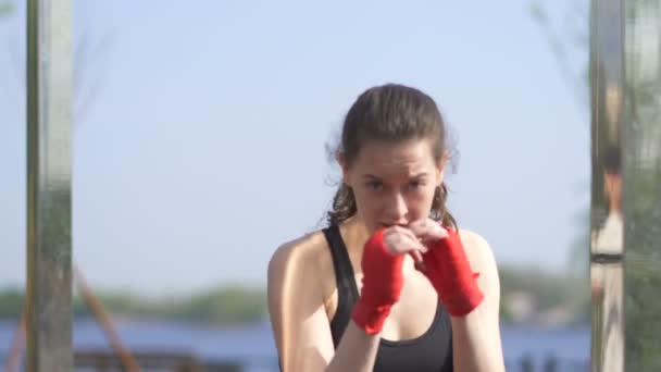 Young Mujer Boxeador Kickboxer Hace Golpes Cámara Campo Entrenamiento Calle — Vídeos de Stock