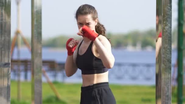 Trening Dla Młodej Kobiety Boksera Kickboxer Terenie Szkolenia Ulicznego — Wideo stockowe