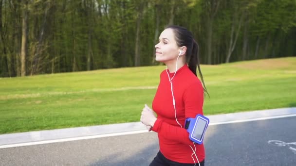 Sportieve Ochtend Gelukkige Volwassen Vrouw Runner Lopen Weg Slow Motion — Stockvideo