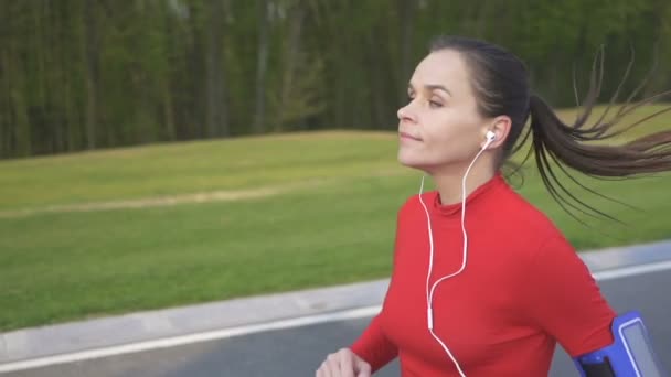 Sportowy Poranek Szczęśliwy Dorosły Kobieta Biegacz Biegać Droga Zielone Pole — Wideo stockowe