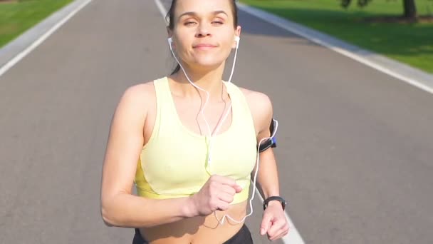 Uma Mulher Correr Estrada Vazia Ouça Música Nos Fones Ouvido — Vídeo de Stock