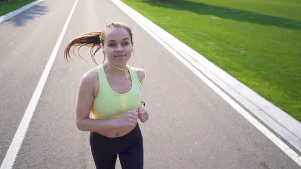 Sarı Elbiseli Kadın Koşucu Boş Yolda Koşuyor Kulaklıkla Müzik Dinle — Stok video