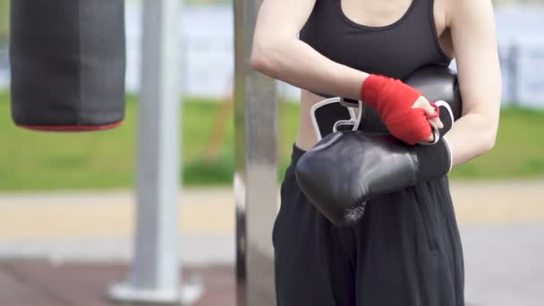 Kvinna Boxare Kickboxer Sätta Handskar Gatan Utbildning Ground — Stockvideo