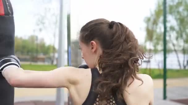 Junge Boxerin Die Mit Boxsäcken Auf Dem Trainingsplatz Auf Der — Stockvideo