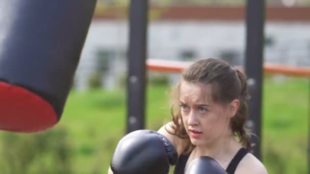 Mujer Fuerte Entrenamiento Boxeador Con Sacos Boxeo Campo Entrenamiento Calle — Vídeo de stock