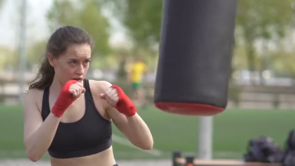 Training Mujer Boxeadora Con Sacos Boxeo Campo Entrenamiento Calle Disparo — Vídeo de stock