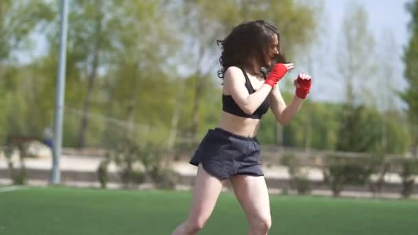 路上で女性ボクサーの影の戦い 安定したショット — ストック動画