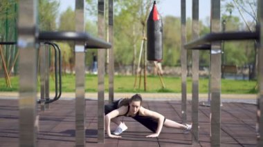 4. Çekici kadın boksör, kickboxer sokak eğitim alanında eğitim için hazırlar. Sıcak vücut