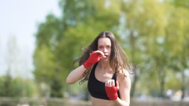 Pretty Kvinna Boxare Kickboxer Utbildning Gatan Kvinna Power Team Shadow — Stockvideo