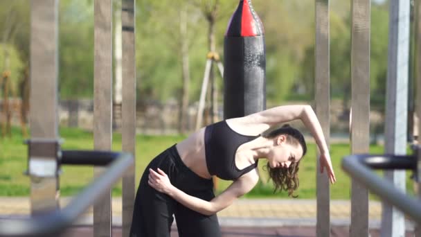 Młoda Kobieta Bokser Kickboxer Ciepłe Ciało Przed Treningiem Terenie Szkolenia — Wideo stockowe