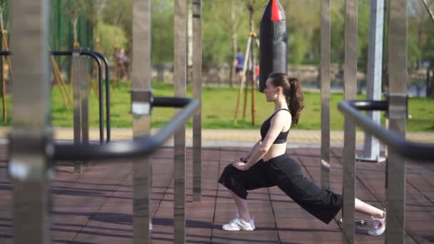 Mujer Joven Boxeadora Kickboxer Cuerpo Cálido Antes Entrenar Campo Entrenamiento — Vídeo de stock