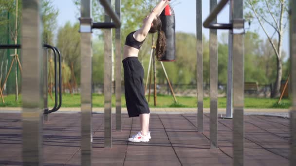 Mujer Bonita Boxeadora Kickboxer Prepara Para Entrenamiento Campo Entrenamiento Callejero — Vídeos de Stock