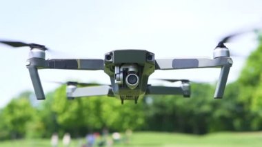 Yavaş çekim. Modern drone gökyüzü ve dalları karşı sinek . Sahne 6