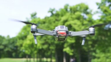 Yavaş çekim. Modern drone gökyüzü ve dalları karşı sinek . Sahne 5