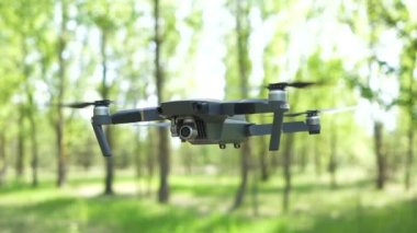 Yavaş çekim. Modern drone Dji Mavic Pro gökyüzü ve şube karşı sinek. Sahne 2