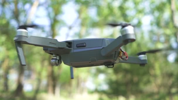 Cámara Lenta Drone Moderno Vuela Contra Ramas Scene — Vídeo de stock