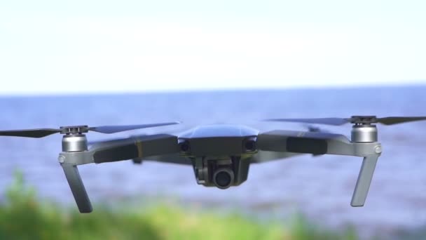 慢动作 现代无人机飞向大海和树枝 — 图库视频影像