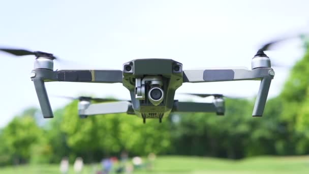 Cámara Lenta Dron Moderno Vuela Contra Cielo Las Ramas Escena — Vídeos de Stock