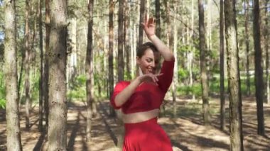 4. Şehvetli balerin kadın kırmızı elbise orman manzara dans. Beceri çağdaş dansçı, yaklaşım sahnesi