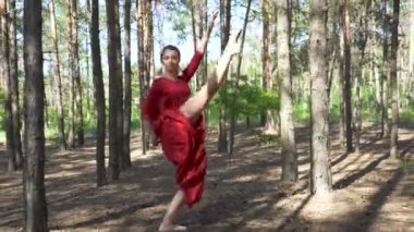 4. Şehvetli balerin kadın kırmızı elbise orman manzara dans. Atlama. Beceri çağdaş dansçı. 