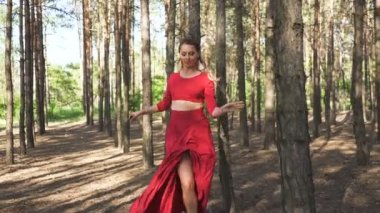 4. Orman manzara dans kırmızı elbiseli Beceri balerin kadın. Seksi çağdaş profesyonel dansçı. Sabit atış