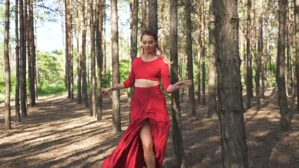 4. Compétence ballerine femme en robe rouge dansant dans le paysage forestier. Danseuse professionnelle contemporaine sexy. Tir stabilisé 