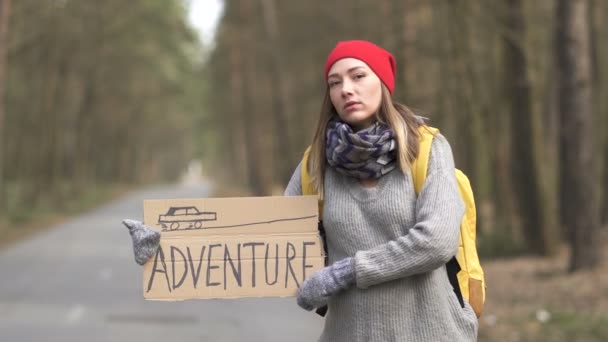 Joven Bastante Autoestop Mujer Pie Carretera Con Cartel Aventura Travel — Vídeo de stock