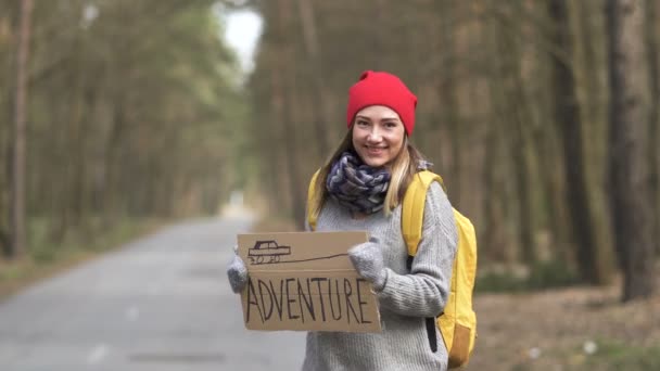 Jonge Mooie Liftende Vrouw Dansen Weg Met Poster Adventure Travel — Stockvideo