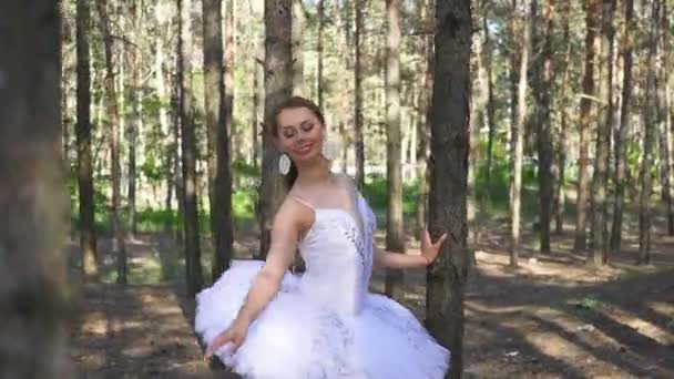 森の中でチュチュダンスで魅力的な女性バレリーナをスキル バレエダンスの美しさ — ストック動画