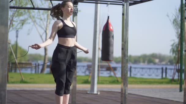 Mujer Boxeadora Entrenando Con Saltar Cuerda Campo Entrenamiento Callejero Movimiento — Vídeo de stock