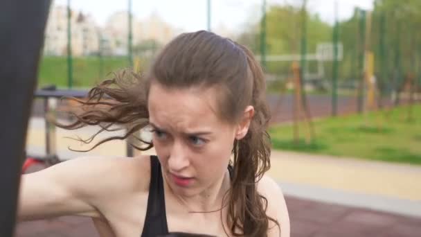 Slow Motion Ung Kvinna Boxare Utbildning Med Håls Lagnings Väskor — Stockvideo