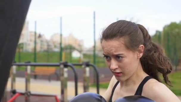 Zeitlupe Junge Boxerinnen Beim Training Mit Boxsäcken Auf Dem Trainingsplatz — Stockvideo