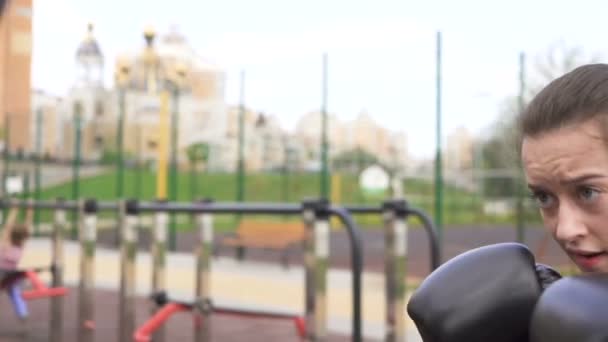 Zeitlupe Junge Boxerin Beim Training Mit Boxsack Auf Dem Trainingsplatz — Stockvideo