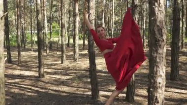 4.Sexy beceri kadın balerin kırmızı elbise ormanda dans. Dansın güzelliği. Sabit atış 