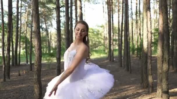 Mulher Habilidade Atraente Bailarina Tutu Dançando Com Saltos Floresta Beleza — Vídeo de Stock