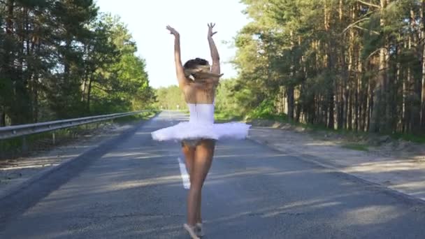 夏のバレエダンス即興 道路上のチュチュダンスでかなりスキルの女性バレリーナ 安定したショット — ストック動画