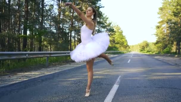 バレエダンス即興の美しさ 道路上のチュチュダンスでかなりスキルの女性バレリーナ 安定したショット — ストック動画